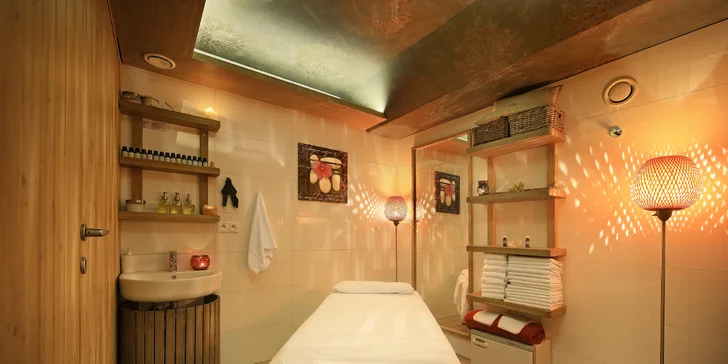 Boží wellness balíčky pro 1-2 osoby: odpočinek ve vířivé vaně nebo při masáži i finská sauna