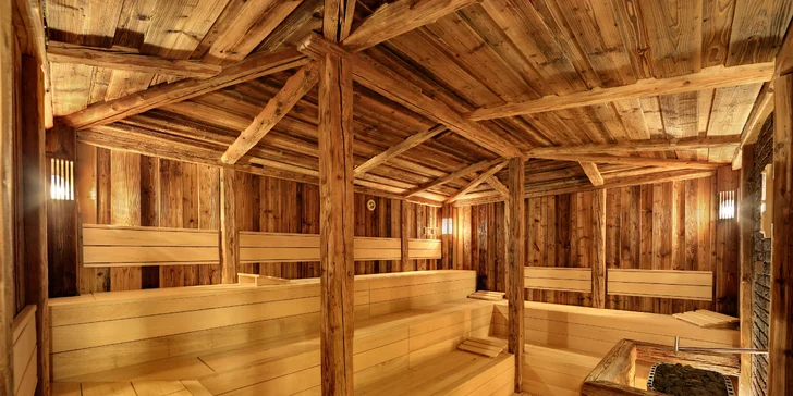 Boží wellness balíčky pro 1-2 osoby: odpočinek ve vířivé vaně nebo při masáži i finská sauna