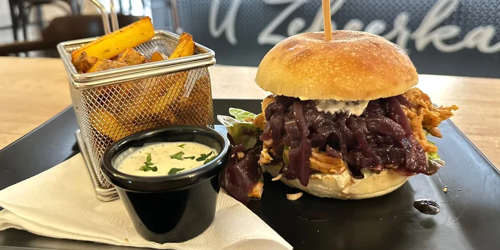 Burger s trhaným vepřovým masem, hranolky a americký dip pro 1 nebo 2 osoby