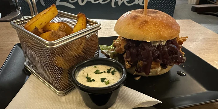 Burger s trhaným vepřovým masem, hranolky a americký dip pro 1 nebo 2 osoby
