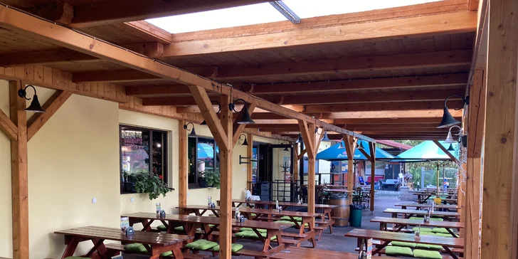 Hovězí cheeseburger a hranolky v restauraci s minigolfem pro 1 či 2 osoby
