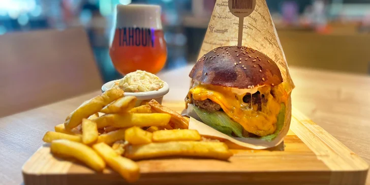Tahoun burger s hranolky či cibulovými kroužky, coleslaw a čepovaná APA 13° v pivovaru Tahoun