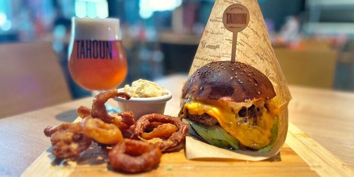Tahoun burger s hranolky či cibulovými kroužky, coleslaw a čepovaná APA 13° v pivovaru Tahoun