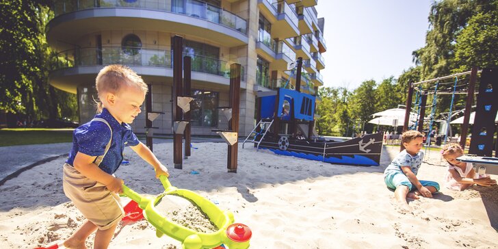 Resort u pláže v Kolobřehu: snídaně či polopenze, neomezený vstup do wellness i dětský klub