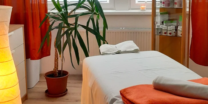 60–90 minut relaxu: klasická regenerační, thajská nebo lymfatická masáž