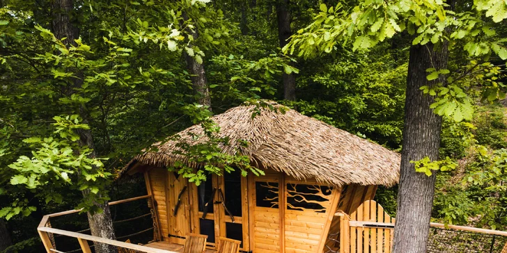 Romantika ve slovenských Bojnicích: domek v korunách stromů a ráno donáška snídaně