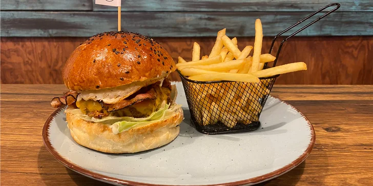 Burger výběrem ze 7 druhů a hranolky nebo cibulové kroužky pro 1 i 2 osoby