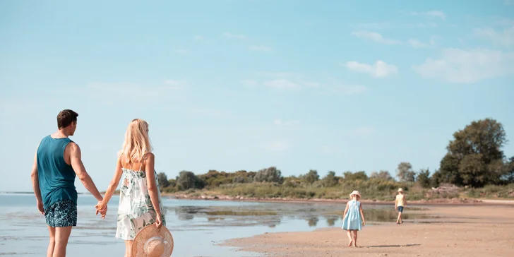 Dovolená v rodinném resortu u Jadranu: snídaně, bazén, písečná pláž