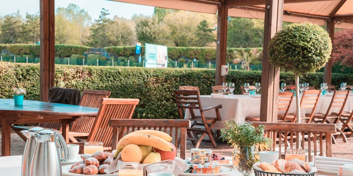 Dovolená v rodinném resortu u Jadranu: snídaně, bazén, písečná pláž