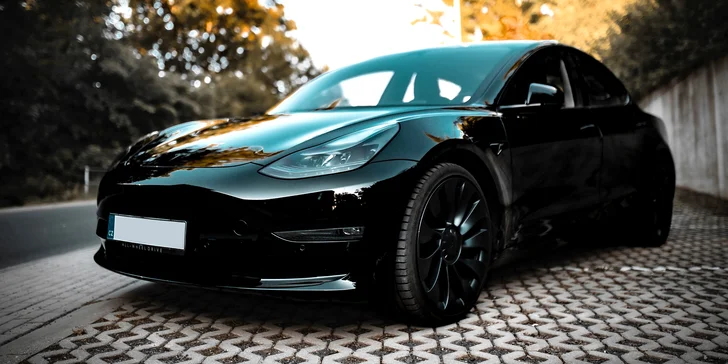 30–120 min. jízdy v Tesle model 3 Performance jako řidič či spolujezdec