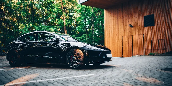 30–120 min. jízdy v Tesle model 3 Performance jako řidič či spolujezdec