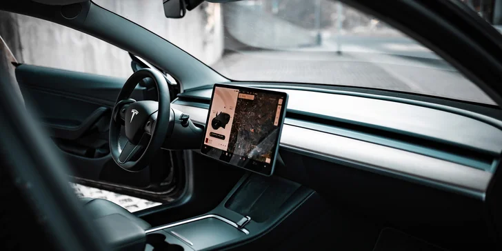 30–120 min. jízdy v Tesle model 3 Performance jako řidič či spolujezdec