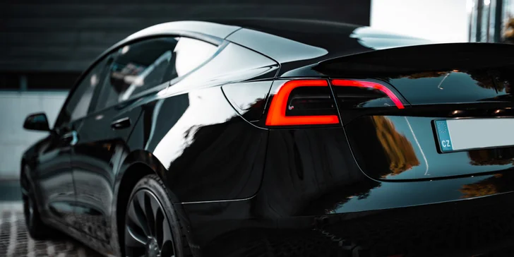 30–120 min. jízdy v Tesle model 3 Performance jako řidič či spolujezdec