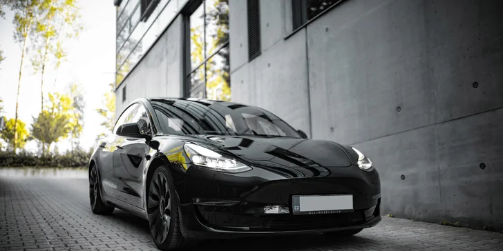 30–120 min. jízdy v Tesle model 3 Performance jako řidič či spolujezdec