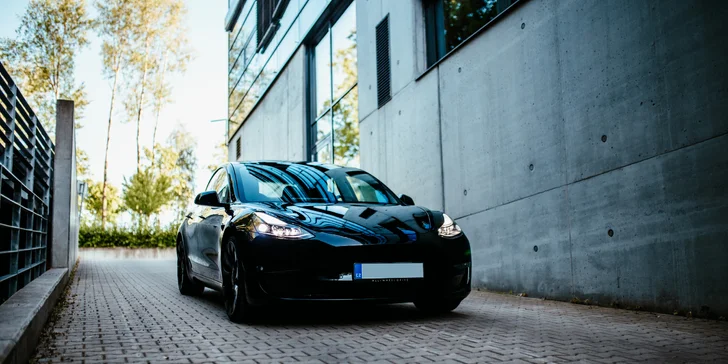 30–120 min. jízdy v Tesle model 3 Performance jako řidič či spolujezdec