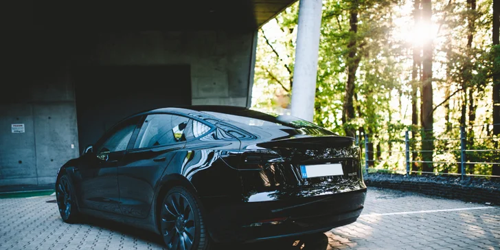 30–120 min. jízdy v Tesle model 3 Performance jako řidič či spolujezdec
