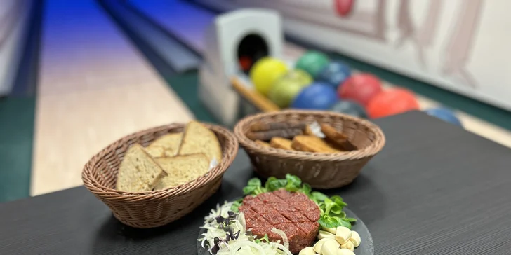 Bowling na 1 či 2 hod. až pro 8 osob a tatarák nebo prkno dobrot