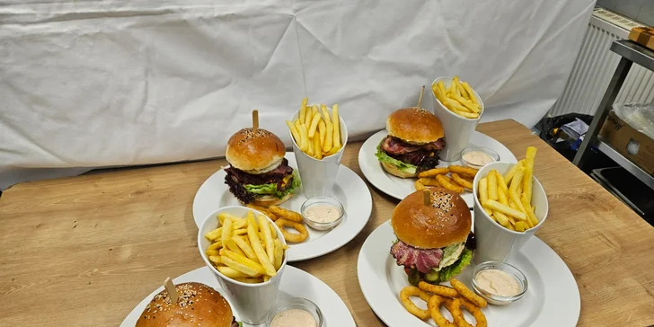 Burger, hranolky, cibulové kroužky a dresink pro 1 nebo 2 osoby