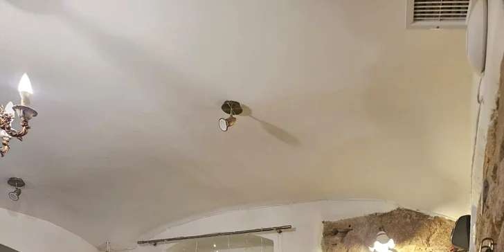 Burger, hranolky, cibulové kroužky a dresink pro 1 nebo 2 osoby