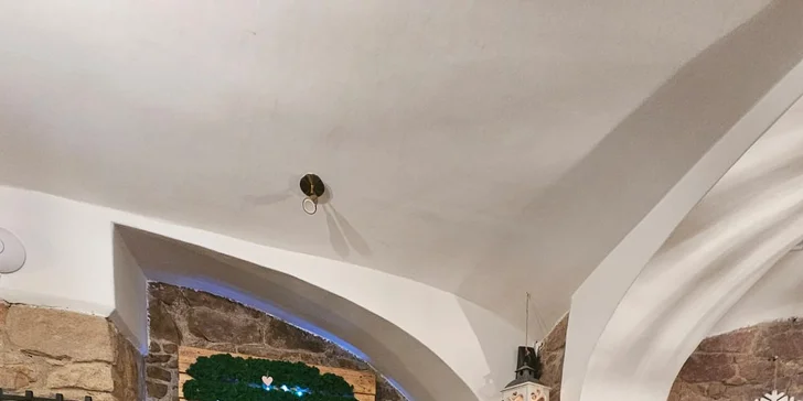 Burger, hranolky, cibulové kroužky a dresink pro 1 nebo 2 osoby