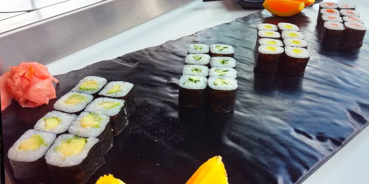 Sushi sety s rolkami maki, nigiri, krevetami, závitky, saláty i ovocem