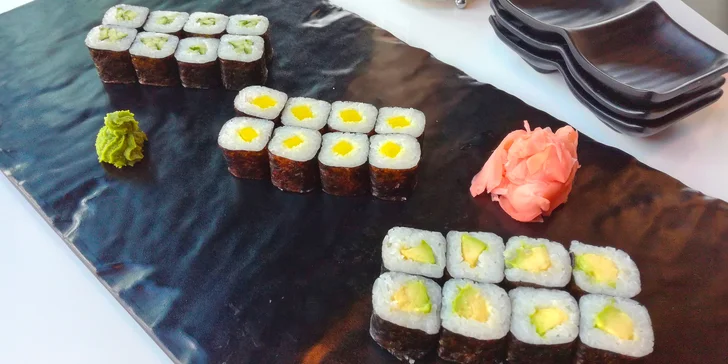 Sushi sety s rolkami maki, nigiri, krevetami, závitky, saláty i ovocem