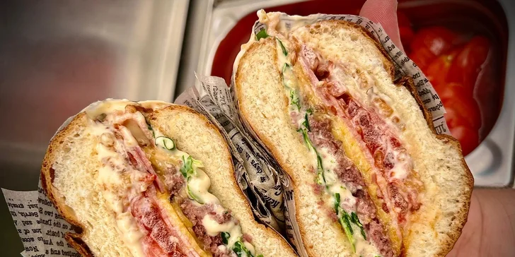 Burgery, smažák nebo loaded fries s masem: pro 1 nebo až 4 lidi, a to včetně drinků