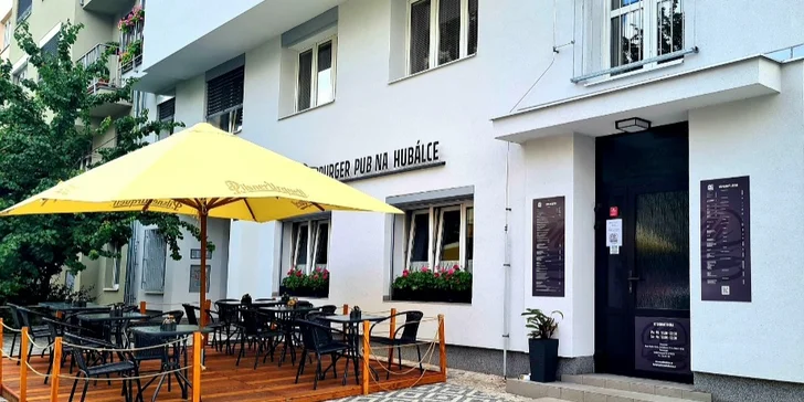 Burger menu pro jednu i dvě osoby v burger pub Na Hubálce: maso i sýr v bulce, hranolky, coleslaw
