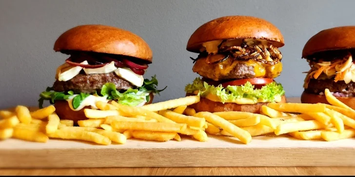 Burger menu pro jednu i dvě osoby v burger pub Na Hubálce: maso i sýr v bulce, hranolky, coleslaw