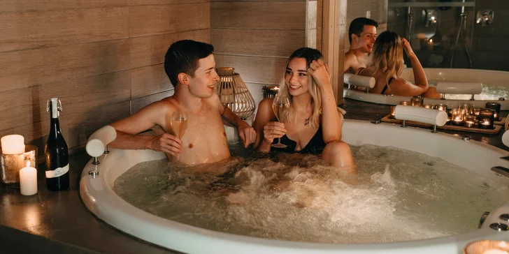 Boží wellness balíčky pro 1-2 osoby: odpočinek ve vířivé vaně nebo při masáži i finská sauna