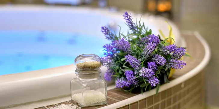 Boží wellness balíčky pro 1-2 osoby: odpočinek ve vířivé vaně nebo při masáži i finská sauna