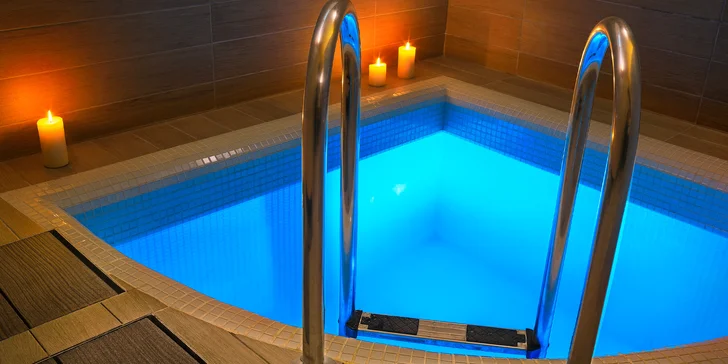 Boží wellness balíčky pro 1-2 osoby: odpočinek ve vířivé vaně nebo při masáži i finská sauna