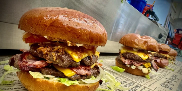 Burgery, smažák nebo loaded fries s masem: pro 1 nebo až 4 lidi, a to včetně drinků
