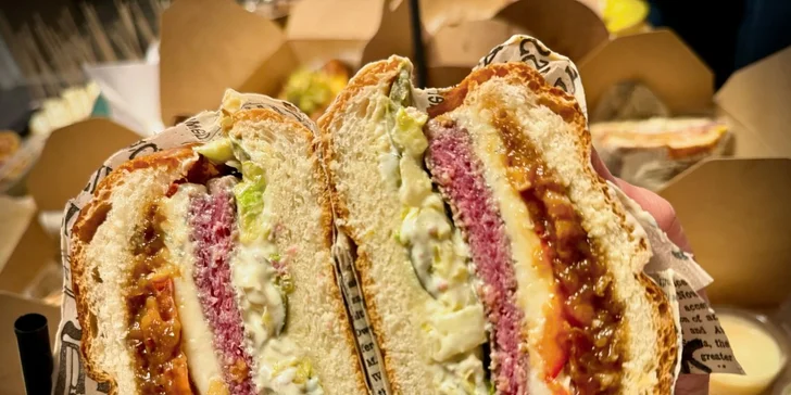 Burgery, smažák nebo loaded fries s masem: pro 1 nebo až 4 lidi, a to včetně drinků