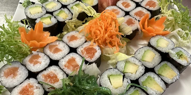 Vždy také dostanete salát z mořských řas a samozřejmě nechybí wasabi, zázvor a sójová omáčka.