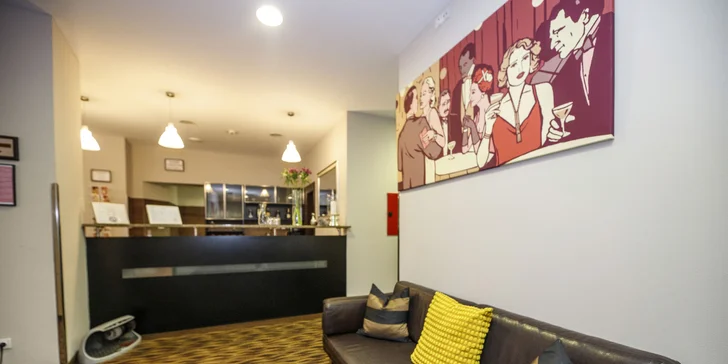 4* hotel ve stylu první republiky: pobyt se snídaní v pokoji či luxusním apartmá v centru Prahy