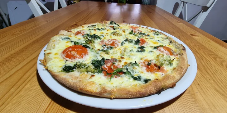 Pizza podle výběru: vegetariánská i se šunkou, možnost bezlepkové
