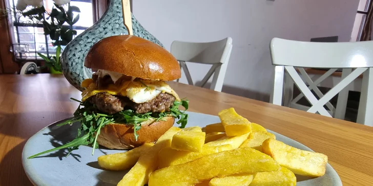 Burger podle výběru z 5 druhů až 300g masa a hranolky