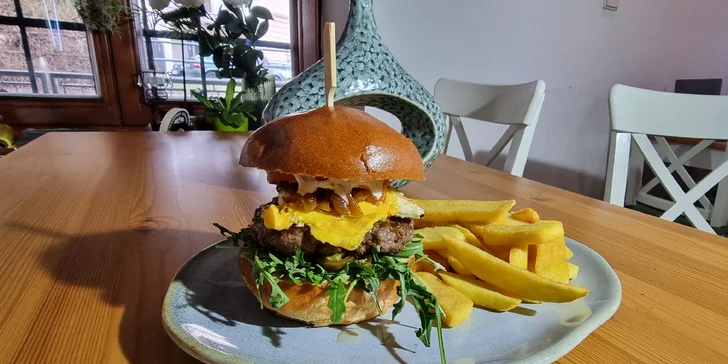 Burger podle výběru z 5 druhů až 300g masa a hranolky