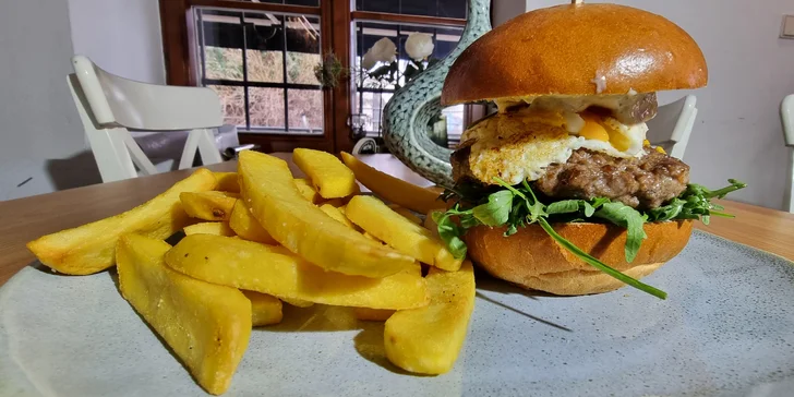 Burger podle výběru z 5 druhů až 300g masa a hranolky