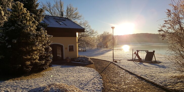 Dokonalý odpočinek na jihu Čech: pobyt se snídaní či polopenzí i saunováním a výhledem na rybník