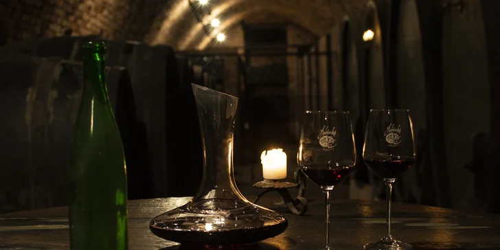 Prohlídka Habánských sklepů: degustace 6 vzorků, welcome drink, 1 nebo 6 lahví vína domů