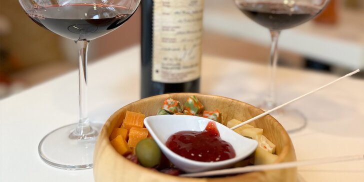 Lahev vína dle výběru a tapas kousek od Pařížské: sýry, klobásky i olivy