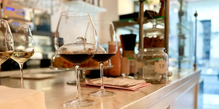 Lahev vína dle výběru a tapas kousek od Pařížské: sýry, klobásky i olivy