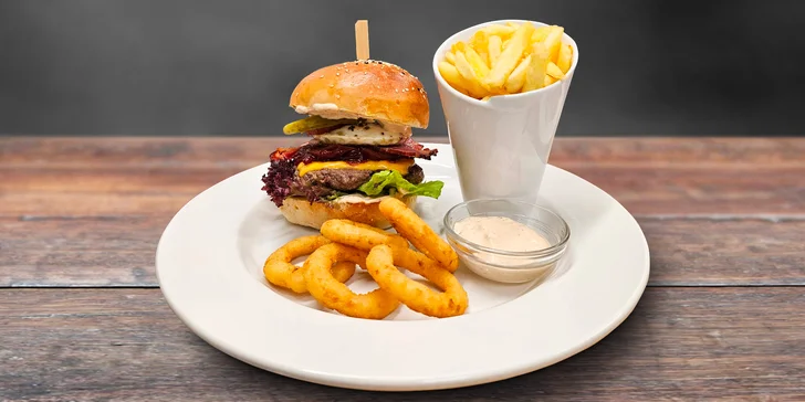 Burger, hranolky, cibulové kroužky a dresink pro 1 nebo 2 osoby