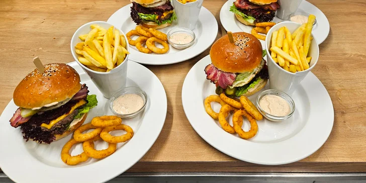 Burger, hranolky, cibulové kroužky a dresink pro 1 nebo 2 osoby
