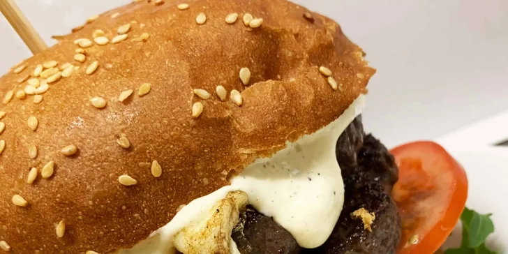 Burger podle výběru z 5 druhů až 300g masa a hranolky