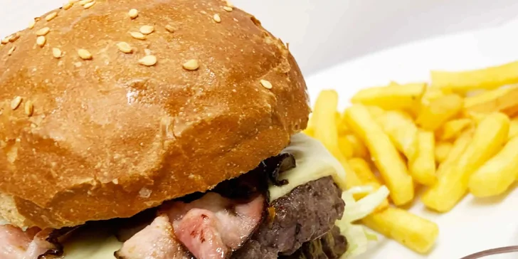 Burger podle výběru z 5 druhů až 300g masa a hranolky