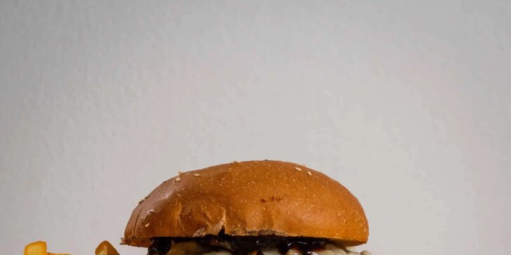 Burger podle výběru z 5 druhů až 300g masa a hranolky