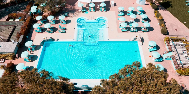 Dovolená v rodinném resortu u Jadranu: snídaně, bazén, písečná pláž